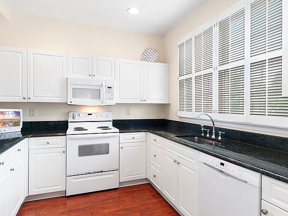 4th image of 20 Hubbard Ln Unit 110