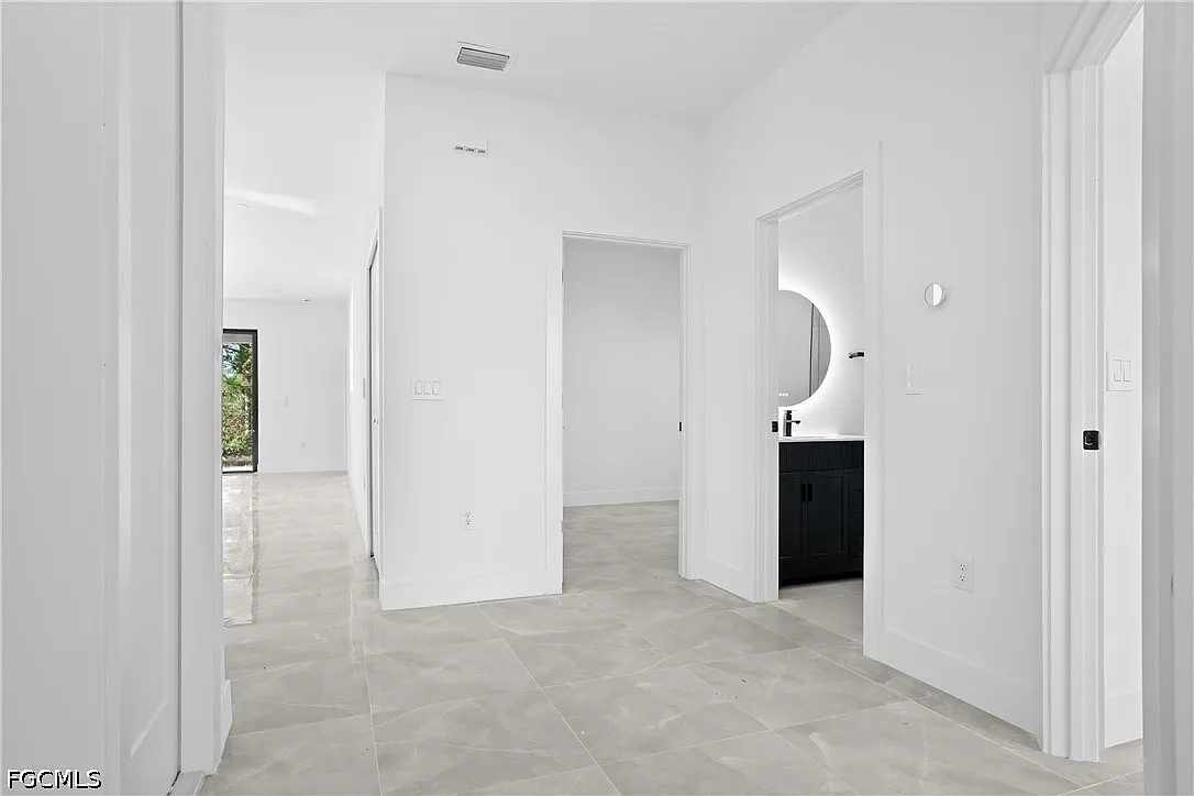 3 bed, 2.0 bath, 1325 sqft, $2,000 — Photo 4