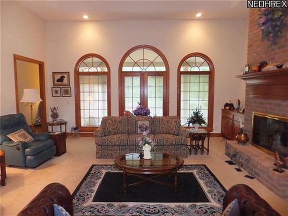 3rd image of 1000 Hidden Lakes Dr NE