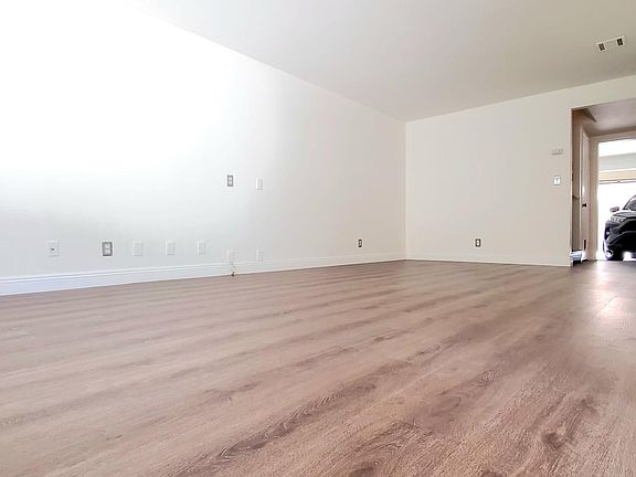 4th image of 2447 Huntington Dr APT 10