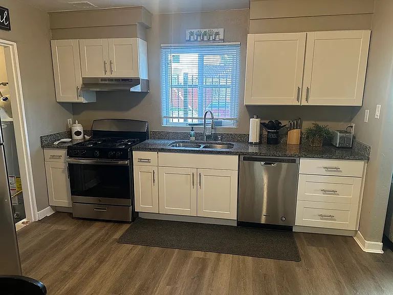 208 University Blvd SE — Photo 8