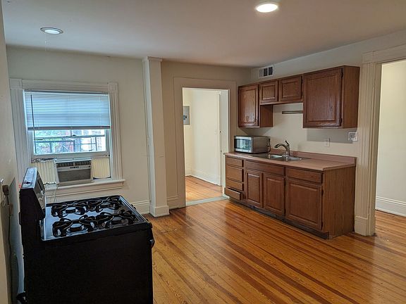 4th image of 1319 Main St APT 6