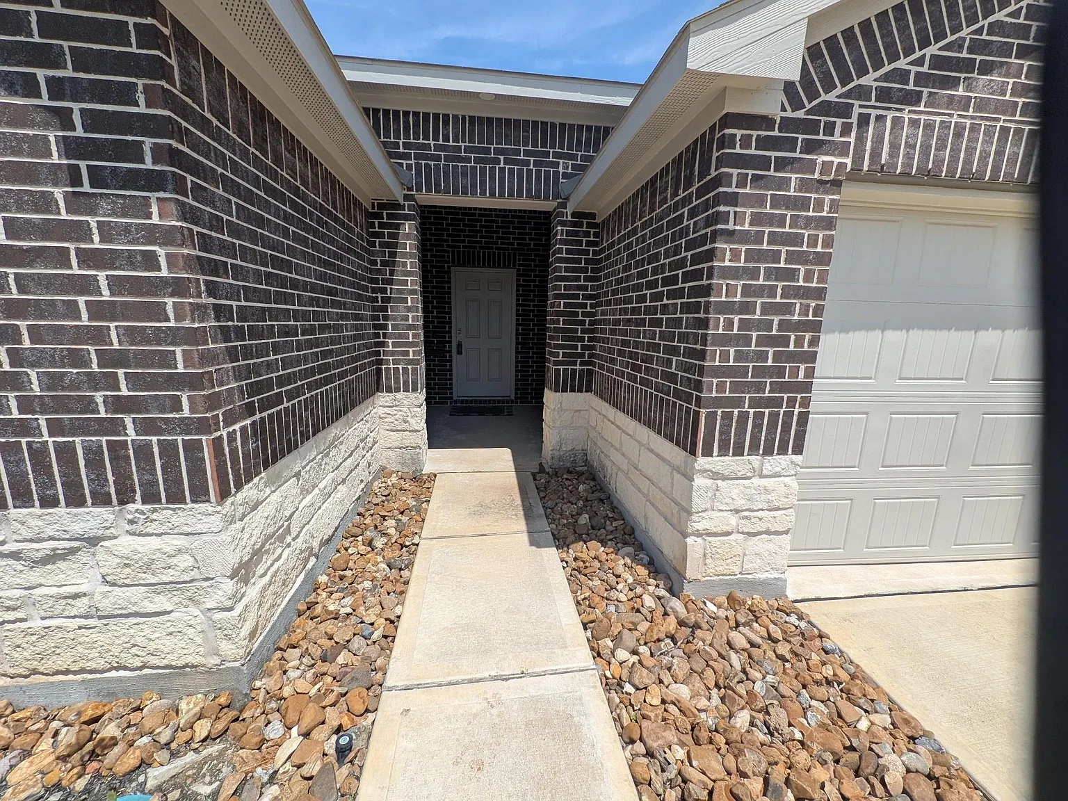 4 bed, 2.0 bath, 1831 sqft, $2,200 — Photo 4