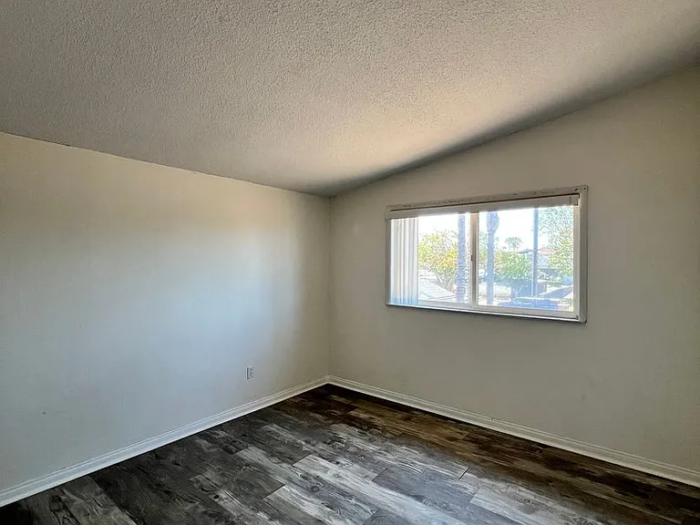 1552 Elm Ave ( F ) — Photo 5