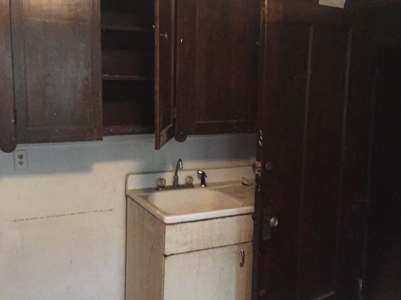 3rd image of 8411 S Cregier Ave