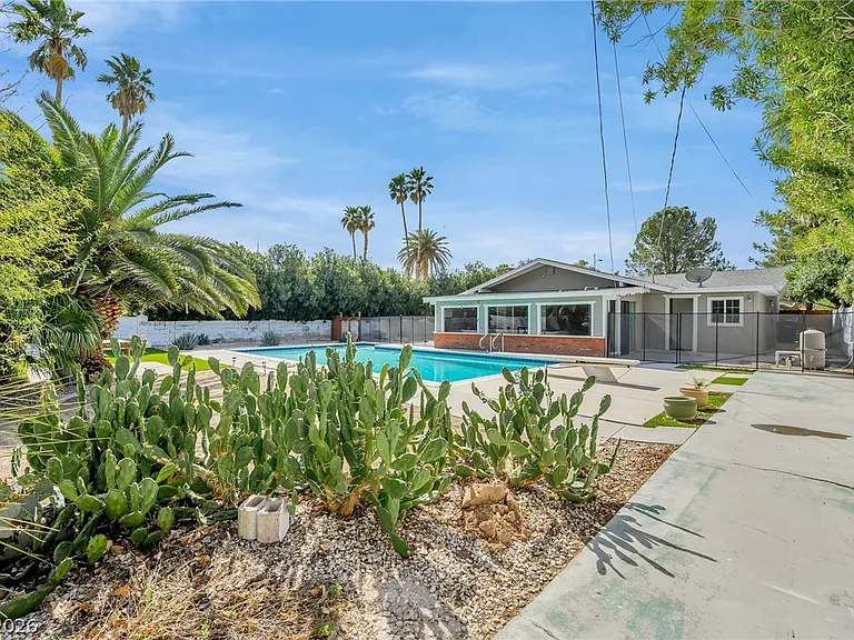 2324 Laurie Dr — Photo 6