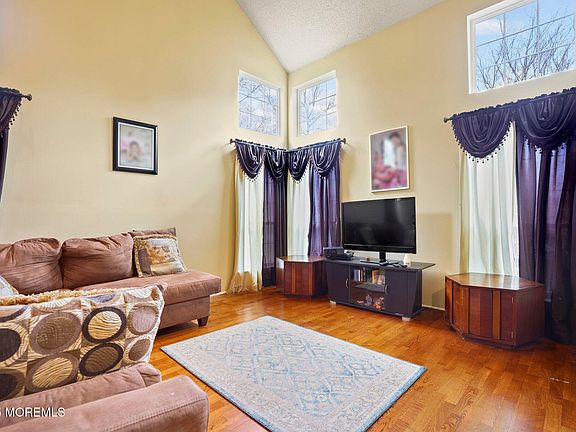 4th image of 275 Daffodil Drive