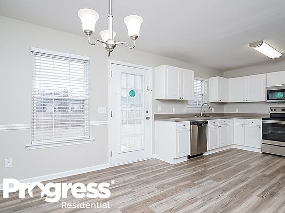 5th image of 2810 Henderson Ln
