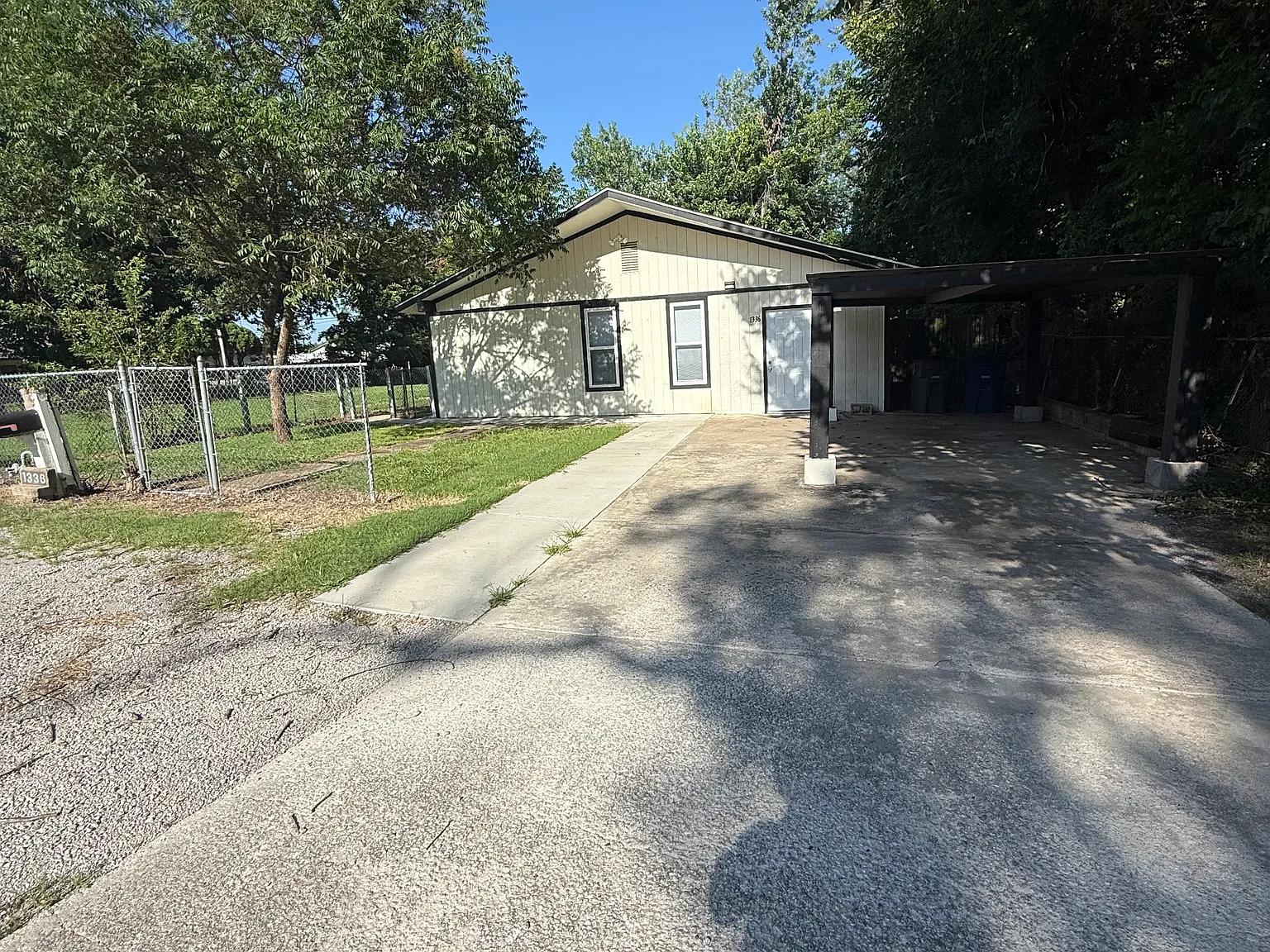 4 bed, 1.5 bath, 1320 sqft, $1,600 — Photo 2