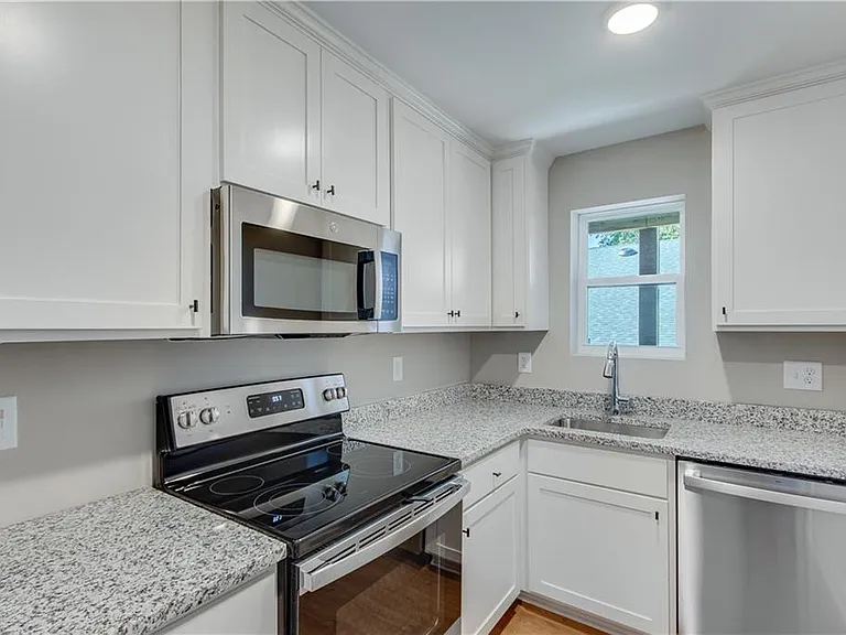 710 Jesse Jewell Parkways Se Corner Level 2 #200 — Photo 7