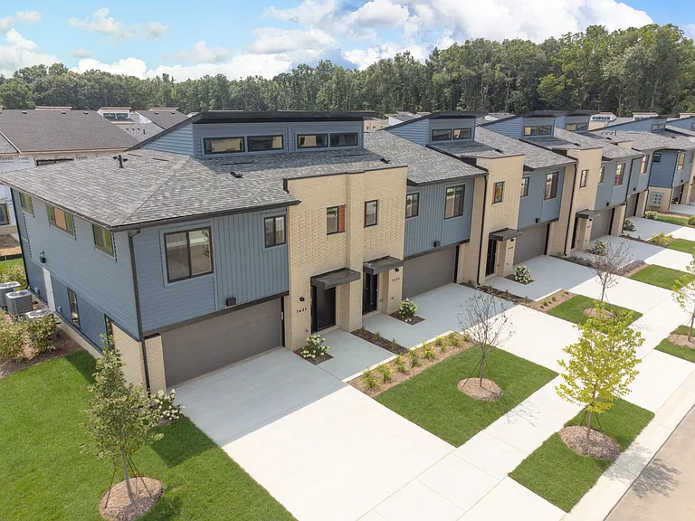 Woodview Commons — Photo 13