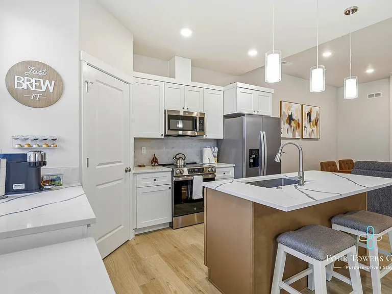 1205 NE Emerald Dr — Photo 4