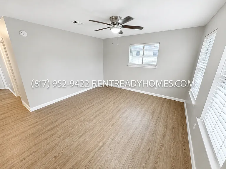 318 Frontier Dr. * — Photo 4