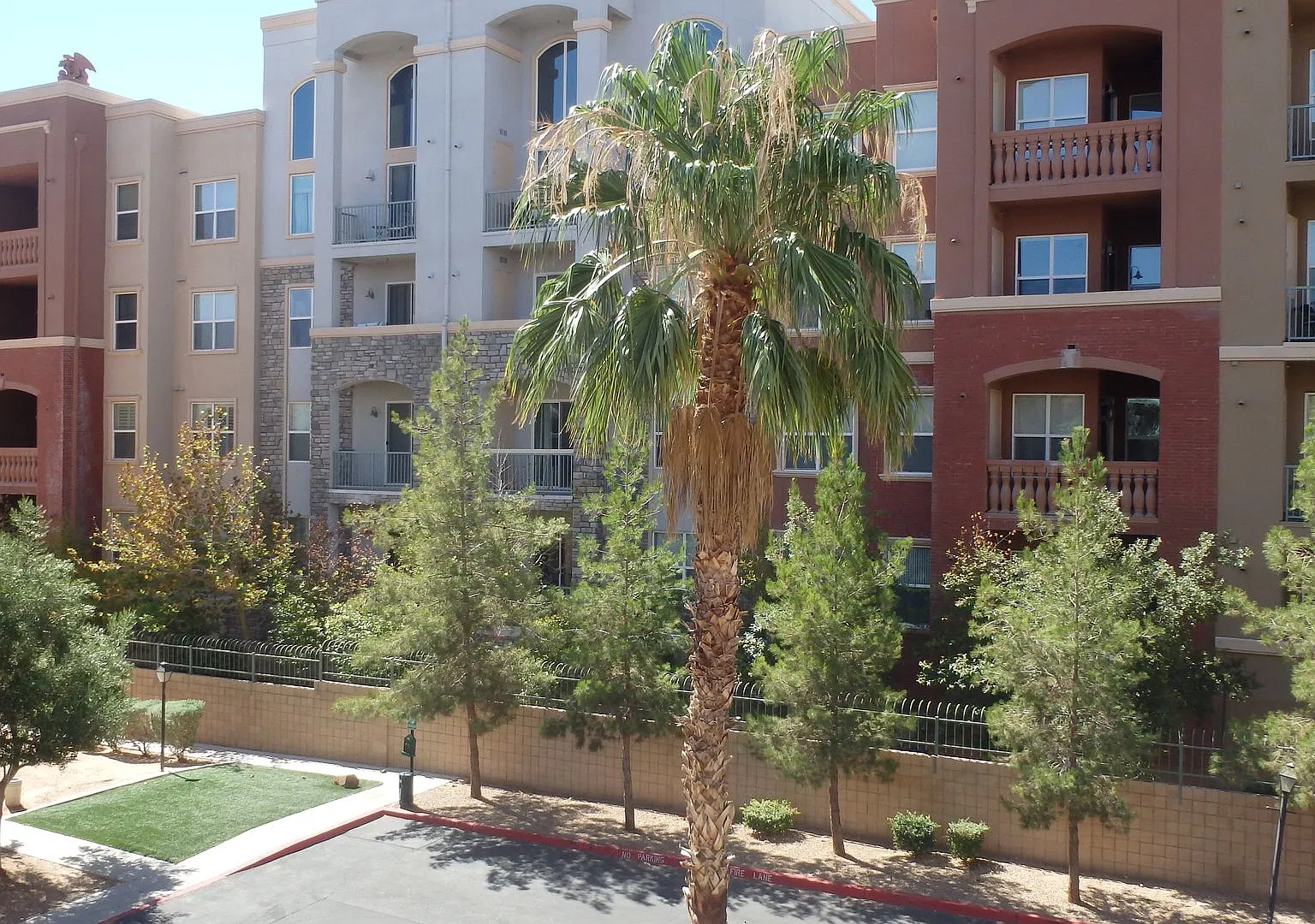 2 Bedroom recently painted 2nd Floor Condo in Guard Gated Park Avenue! — Photo 4