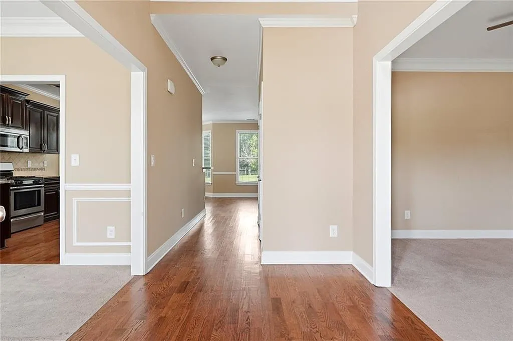 5 bed, 3.0 bath, 3152 sqft, $2,800 — Photo 2