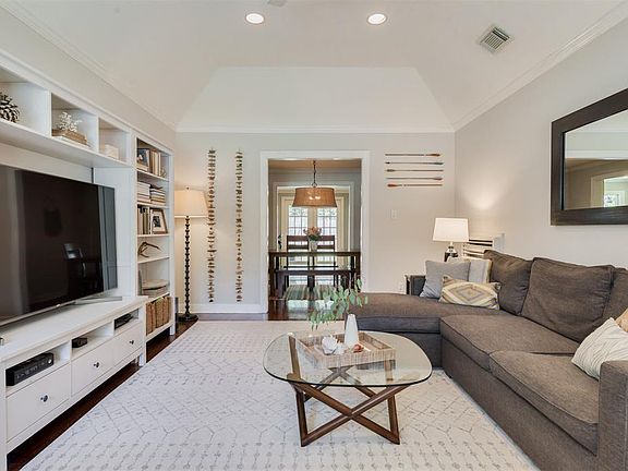 5th image of 1074 Gardenia Dr