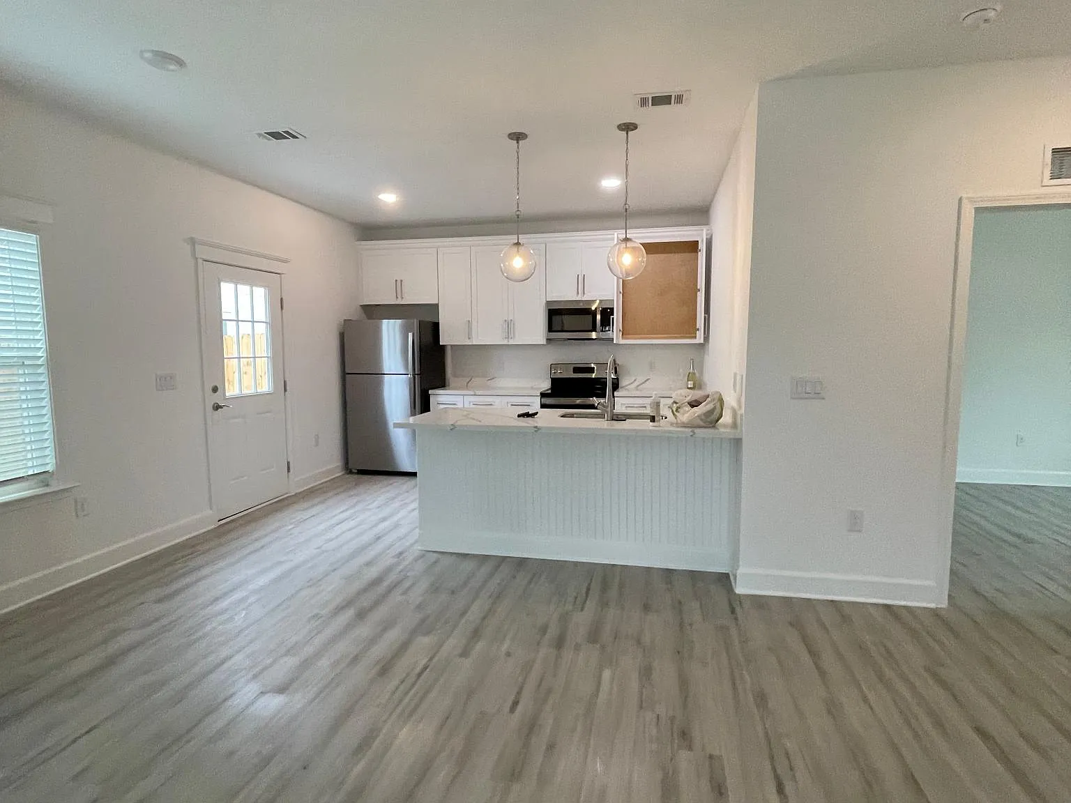 3 bed, 1599 sqft, $2,295 — Photo 3