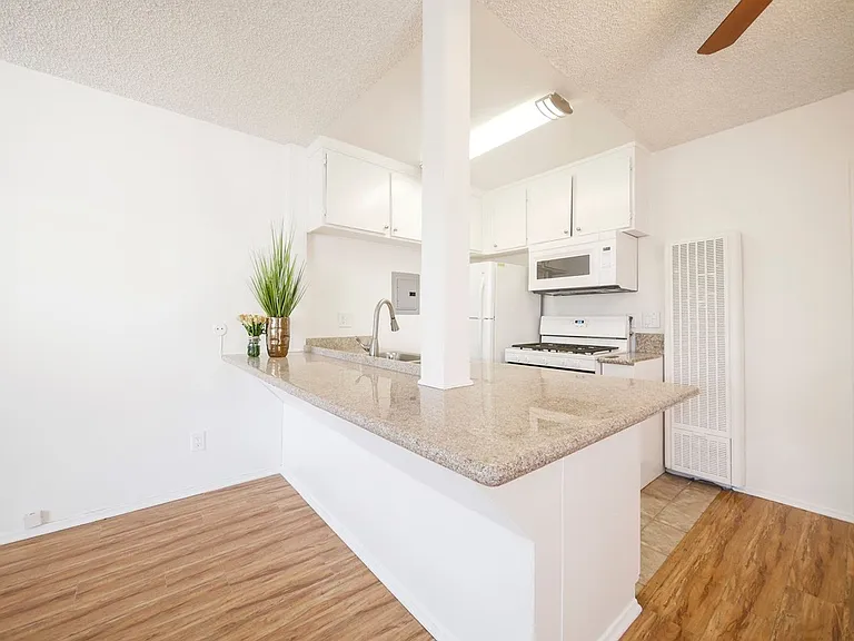 15925 Victory Blvd — Photo 28