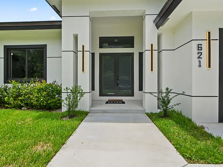 621 NW 42nd Ave — Photo 4