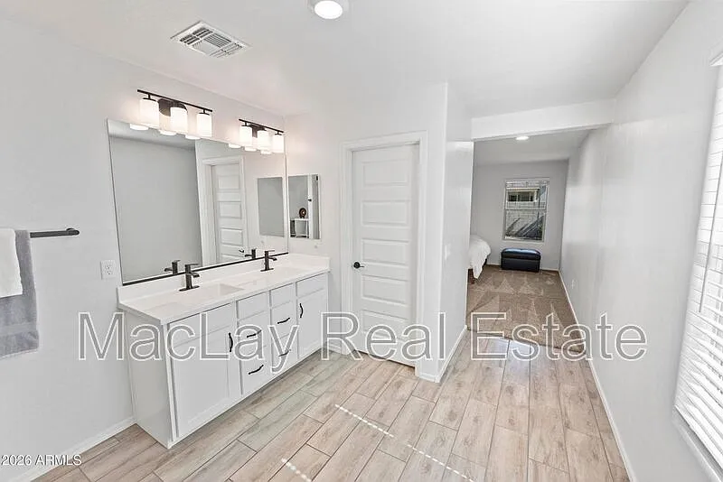 4 bed, 2.0 bath, 1828 sqft, $2,700 — Photo 4