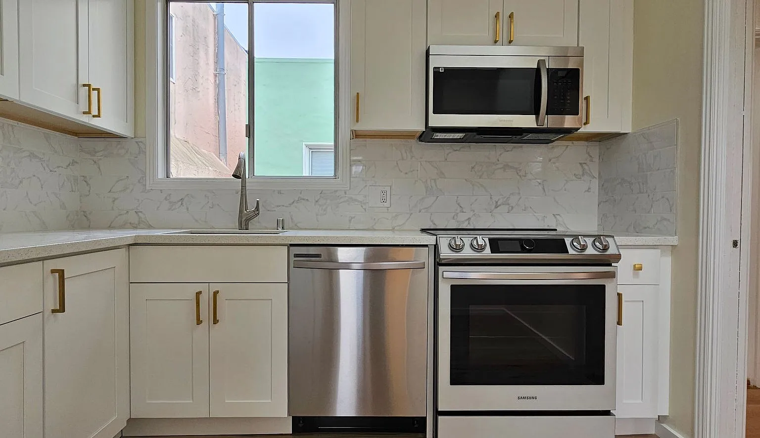 Golden Gate Heights: Top Floor 1 Bed 1 Bath Apt w/ Ocean View, A/C, Parking & Private Laundry — Photo 2