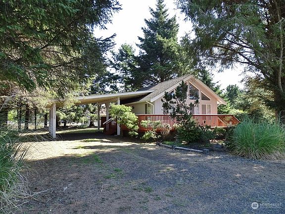 2nd image of 726 Island Circle SE