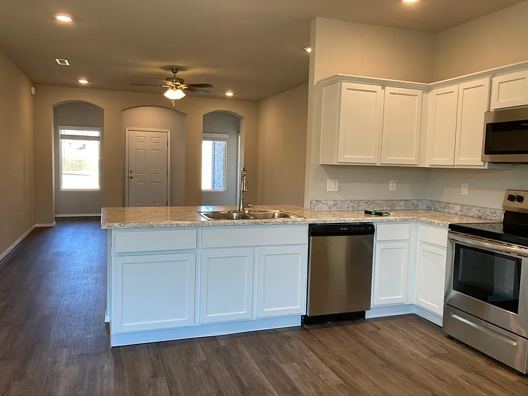 4303 Sackett Ave — Photo 1