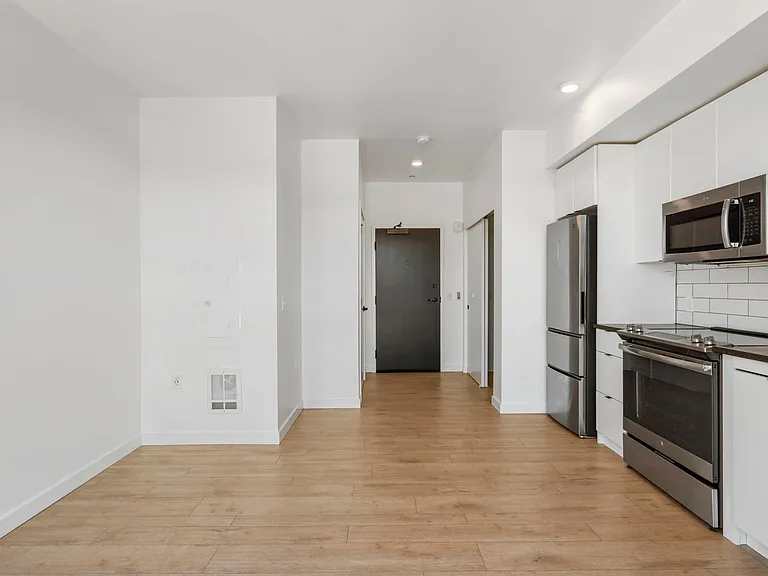 Welcome to Lakeview! - Live in Luxury & Style in the heart of Eastlake — Photo 32