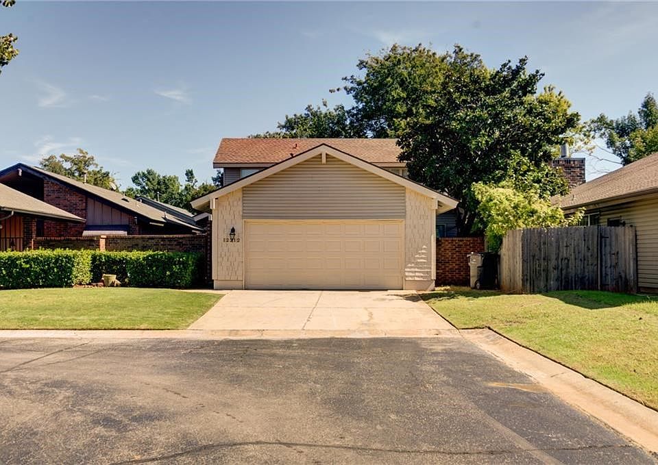 Great three bedroom, two and a half bath home in The Arbors, near Lake Hefner and many walking/biking trails. Freshly updated with paint, carpet, tile, and granite in the kitchen.