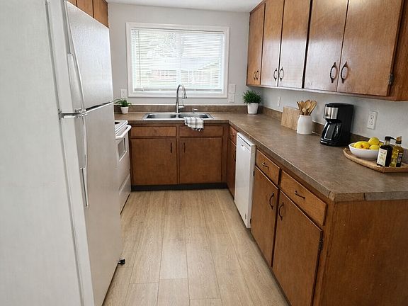 2nd image of 2015-2095 Debbie Way NE #2045