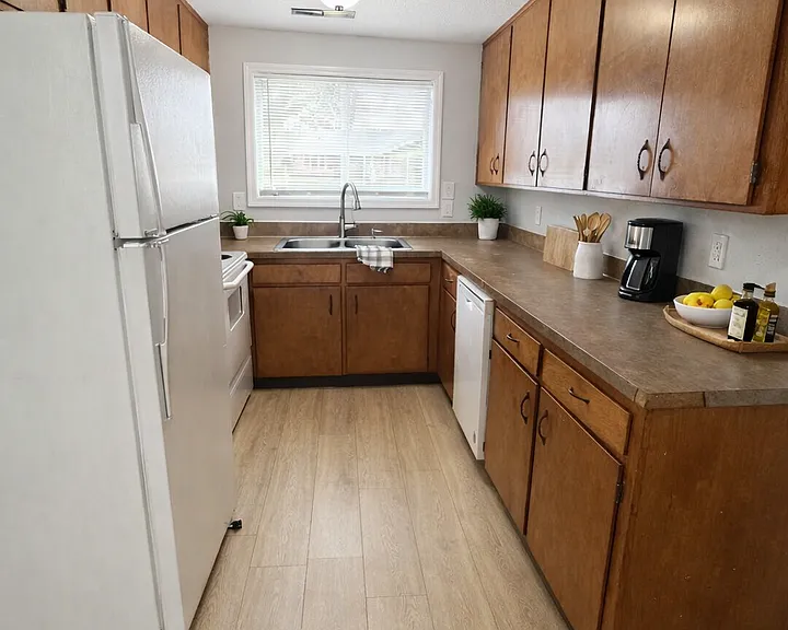 2015-2095 Debbie Way NE — Photo 2