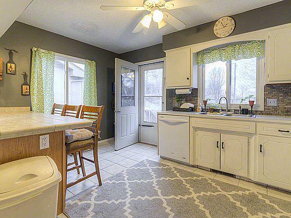 3rd image of 4028 E Ave