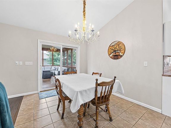 5th image of 960 Fox Valley Dr
