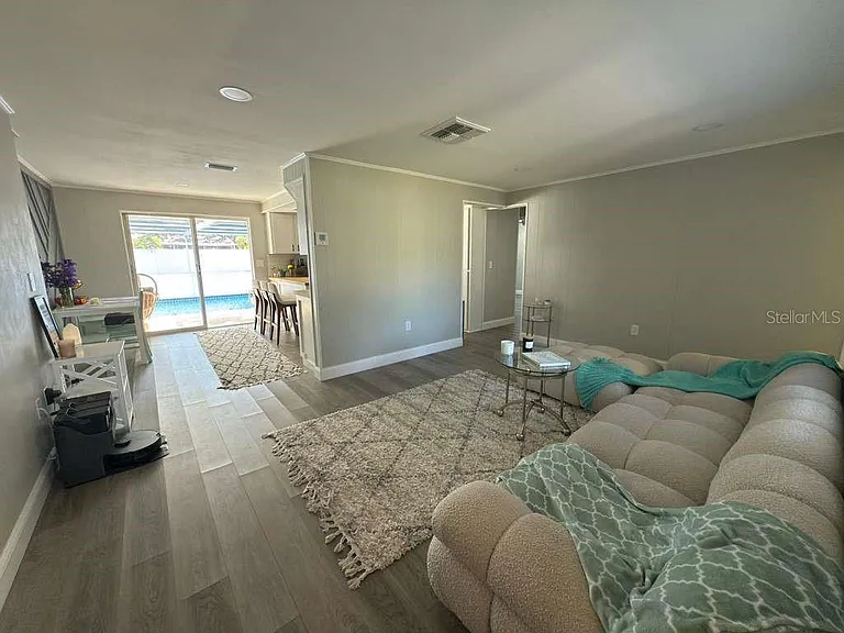 2021 Valley Dr — Photo 2