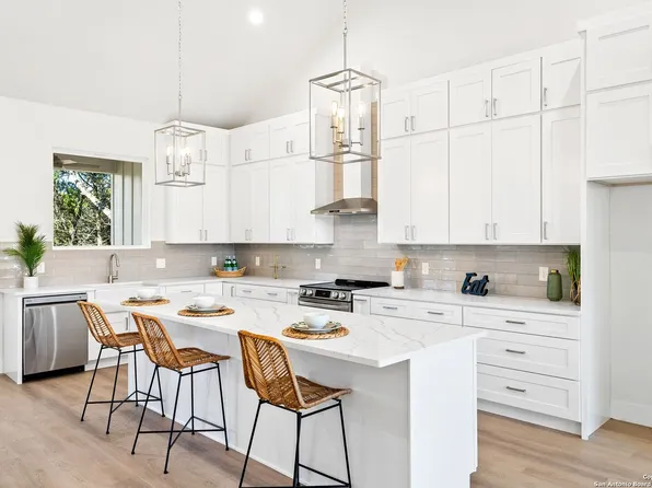 328 Saddle Mountain Dr, Boerne, TX 78006