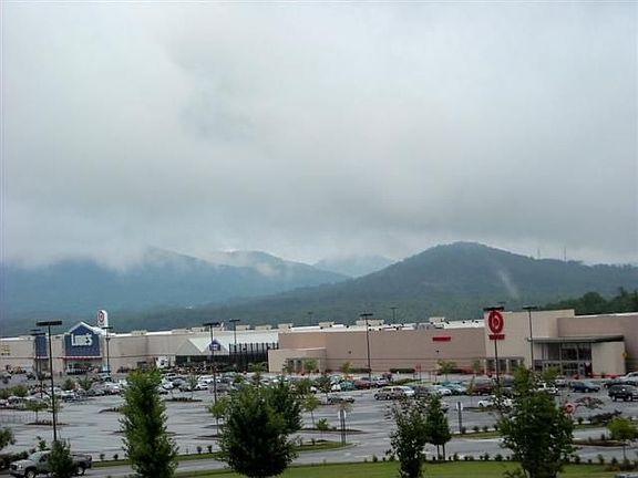 Target & Lowes Shopping Center-Lots of Stores close by