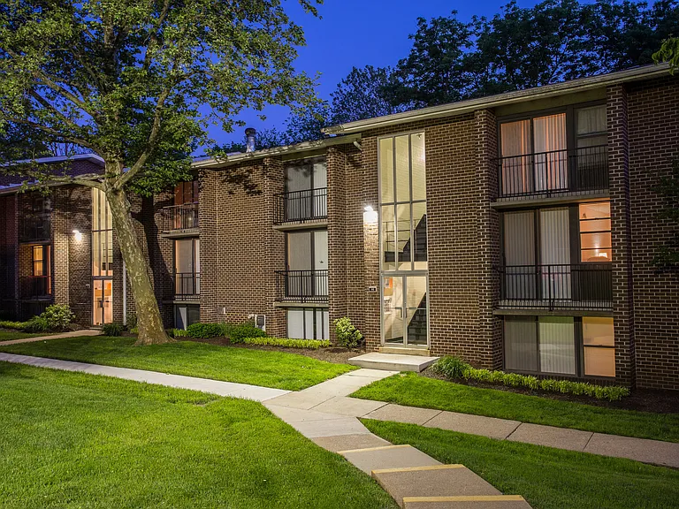 Hampton Manor Apartments & Townhomes — Photo 25