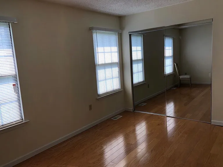 240 Hampshire Ct #240 — Photo 11