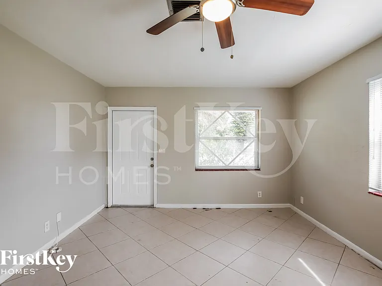 2839 Washington St — Photo 2