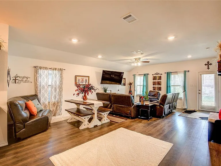 1004 Basswood Ln — Photo 23