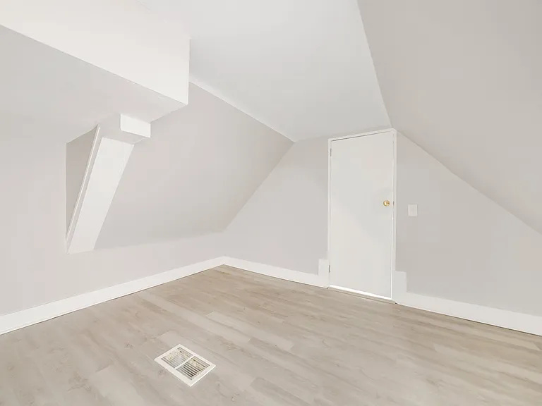 127 Riverside Ave — Photo 9