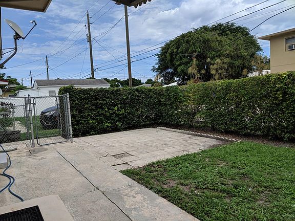 Fenced yard, perfect for barbecues!