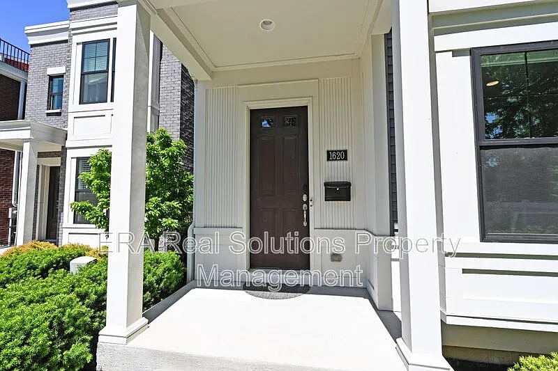 3 bed, 3.5 bath, $4,000 — Photo 3