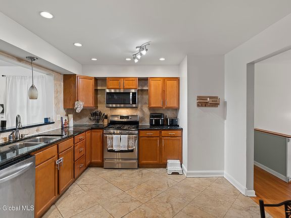 4th image of 46 Normanside Drive