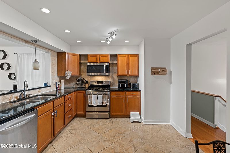 4th image of 46 Normanside Drive