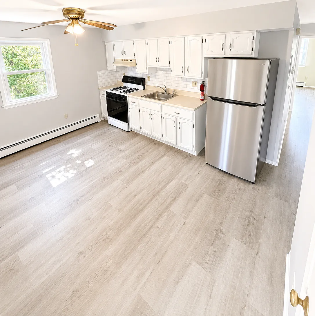 2 bed, 1200 sqft, $2,400 — Photo 2