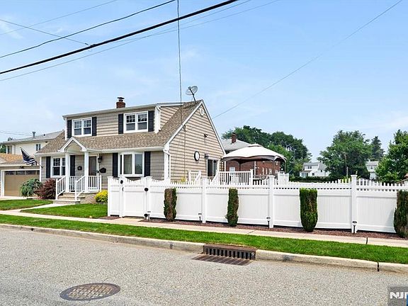 5th image of 321 Thomas Ave