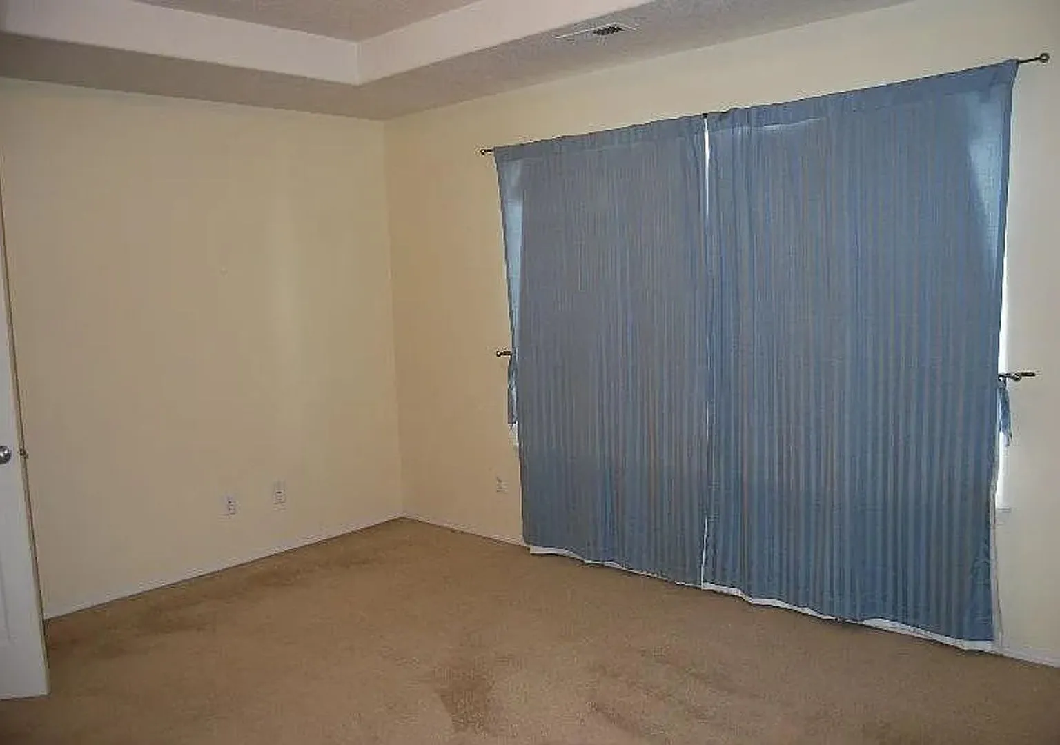Spacious 3 Bedroom Home with Granite Kitchen, Fireplace & Attached Garage — Photo 4