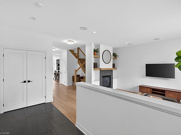 4th image of 206 Canada St
