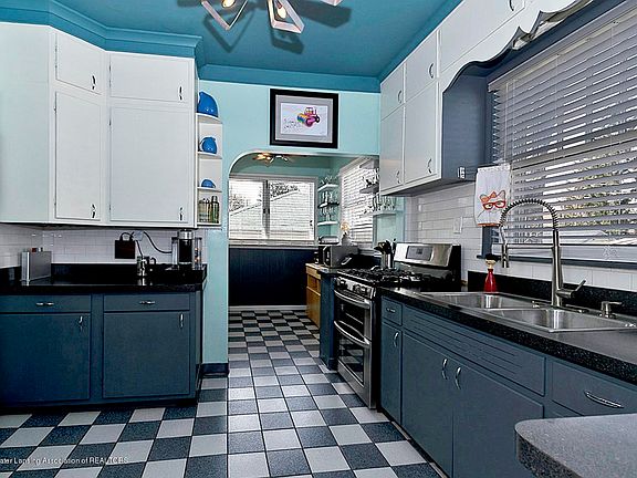 2328 Strathmore Rd Kitchen